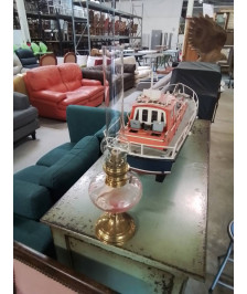 LAMPE A PÉTROLE VERRE TEINTÉ ROSE ET LAITON