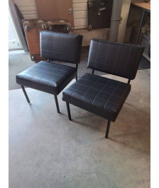 PAIRE DE CHAUFFEUSES PIÈTEMENT MÉTAL NOIR ASSISE ET DOSSIER SKAÏ NOIR ANNÉES 50/60
