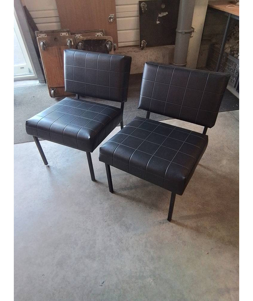 PAIRE DE CHAUFFEUSES PIÈTEMENT MÉTAL NOIR ASSISE ET DOSSIER SKAÏ NOIR ANNÉES 50/60