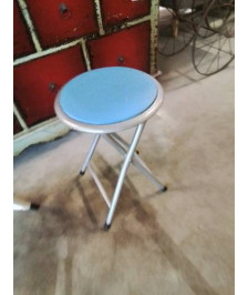 TABOURET PLIANT PIÈTEMENT METAL GRIS ASSISE RESINE BLEU