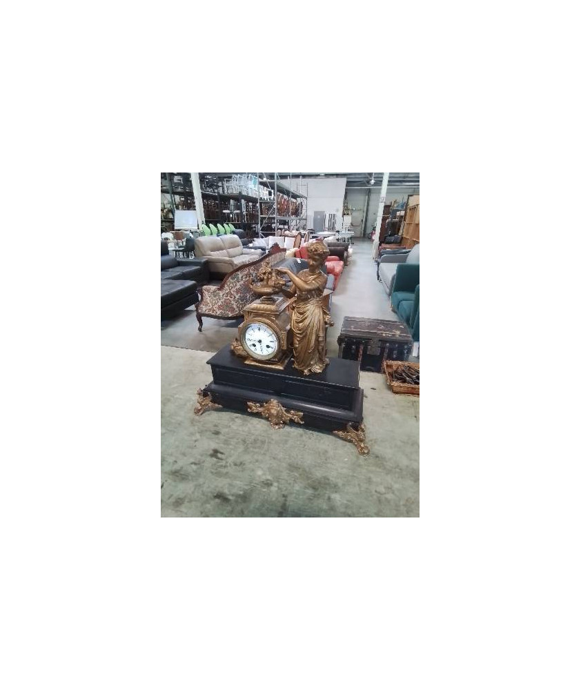 PENDULE DE CHEMINÉE MARBRE ET MÉTAL DORÉ  A LA FEMME ET COLOMBE L\'ÉTAT (SONNERIE HS)