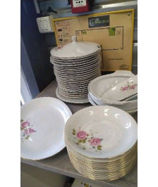 SERVICES  DE TABLE PORCELAINE  - LE LOT
