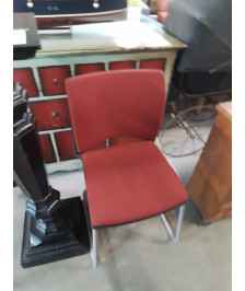 CHAISE D ACCUEIL TISSU ROUGE PIÈTEMENT MÉTAL GRIS