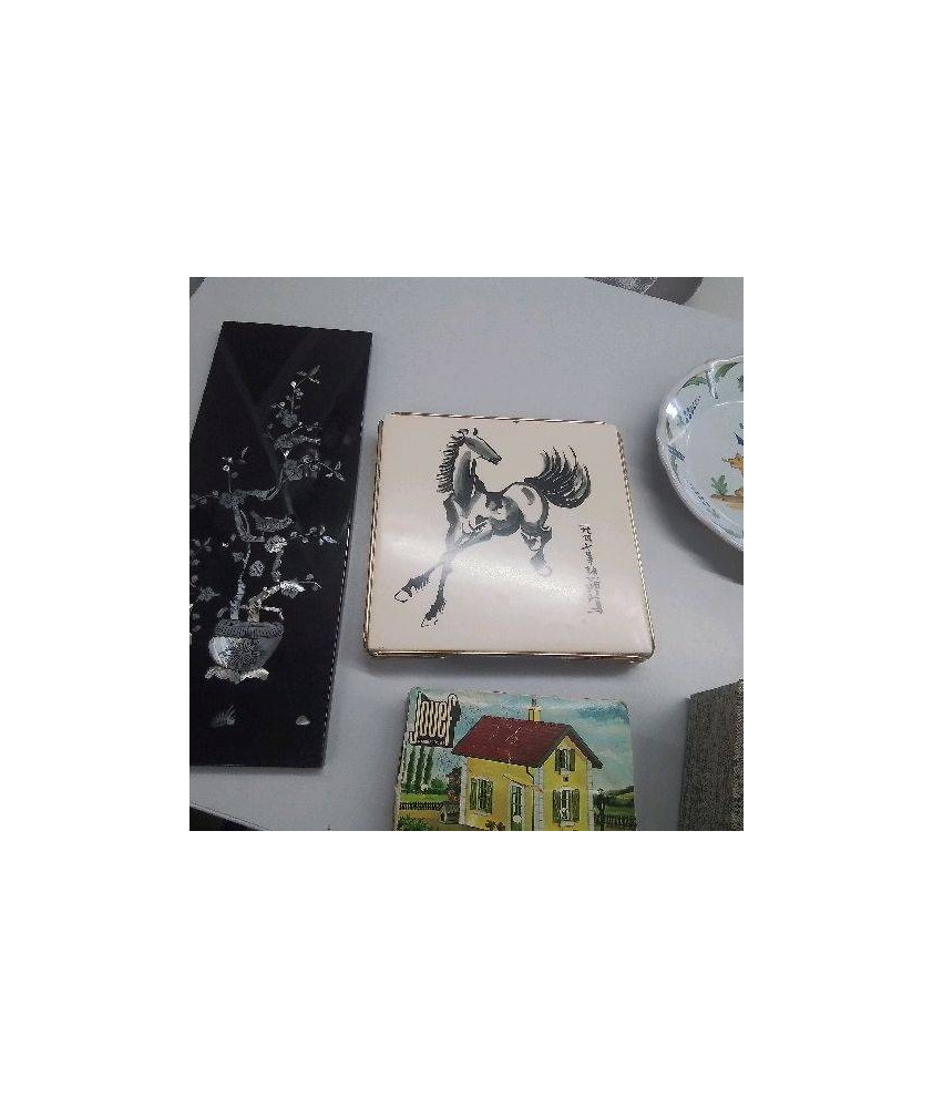 DESSOUS DE PLAT
