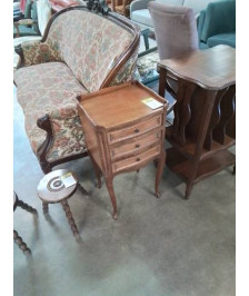 CHEVET BOIS CLAIR 3 TIROIRS PIEDS ESCARGOT STYLE RÉGENCE 