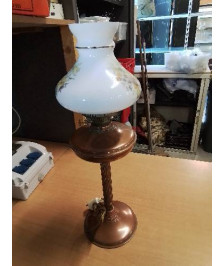 LAMPE A PETROLE ÉLECTRIFIÉE CUIVRE ET OPALINE BLANC AUX FLEURS 