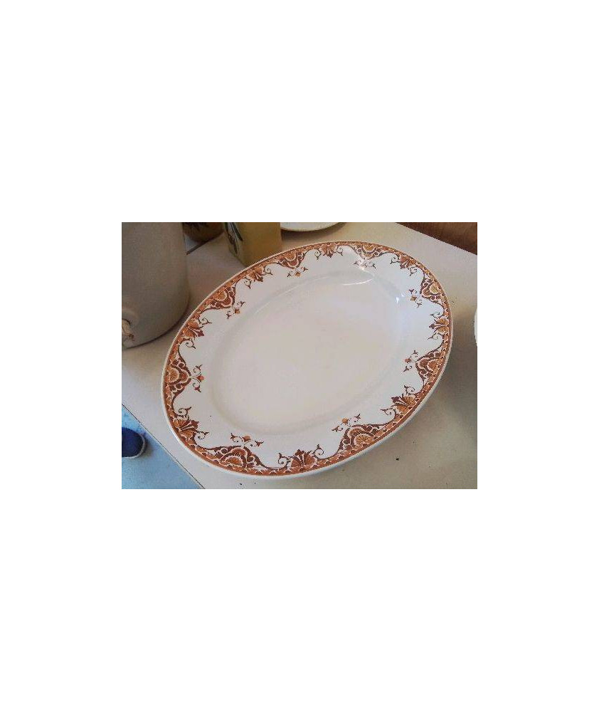 PLAT EN PORCELAINE 