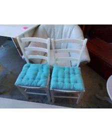 CHAISE BLANCHE AVEC COUSSIN BLEU