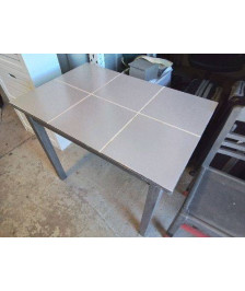 PETITE TABLE CARRELÉ GRISE 
