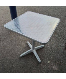 TABLE EXTÉRIEURE 