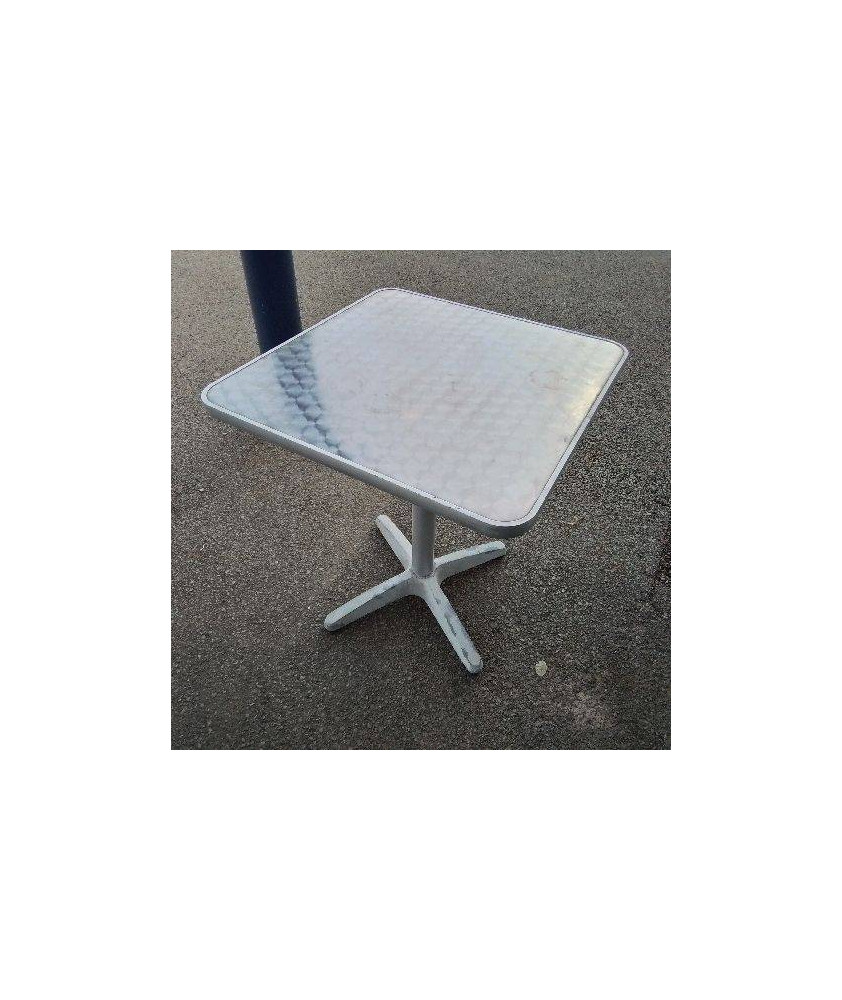 TABLE EXTÉRIEURE 