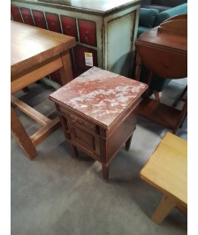 CHEVET BAS BOIS MOULURÉ ET SCULPTÉ 1 TIROIR 1 PORTE DESSUS MARBRE ROSE VEINÉ 