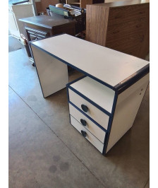 BUREAU RECTANGULAIRE BOIS BLANC LISERÉ BLEU 3 TIROIRS 1 NICHE 