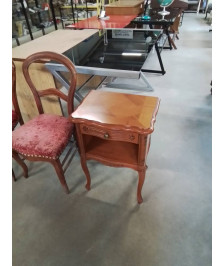 CHEVET BOIS CLAIR PLATEAU CHANTOURNÉ PIEDS GALBES 1 TIROIR 1 NICHE STYLE RÉGENCE COQUILLE 