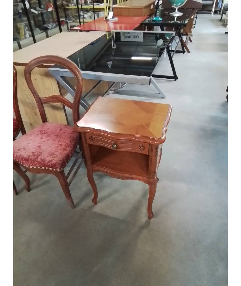 CHEVET BOIS CLAIR PLATEAU CHANTOURNÉ PIEDS GALBES 1 TIROIR 1 NICHE STYLE RÉGENCE COQUILLE CHEVET BOIS CLAIR PLATEAU CHANTOURNÉ PIEDS GALBES 1 TIROIR 1 NICHE STYLE RÉGENCE COQUILLE