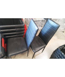 CHAISE PVC NOIRE EN LETAT 