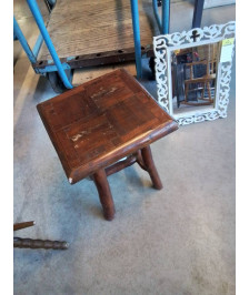 TABOURET CARRÉ BOIS STYLE BRUTALISTE 