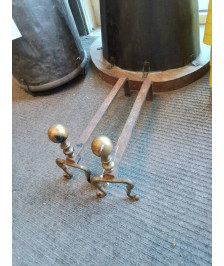 PAIRE DE CHENETS FER FORGÉ BOULES LAITON