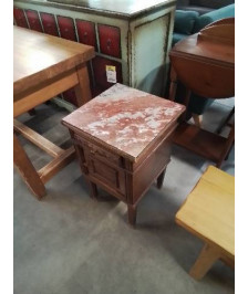 CHEVET BAS BOIS MOULURÉ ET SCULPTÉ 1 TIROIR 1 PORTE DESSUS MARBRE ROSE VEINÉ 