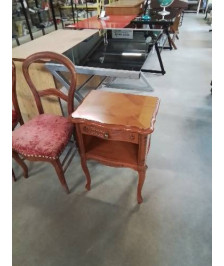 CHEVET BOIS CLAIR PLATEAU CHANTOURNÉ PIEDS GALBES 1 TIROIR 1 NICHE STYLE RÉGENCE COQUILLE 