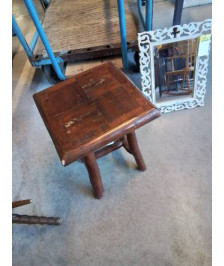 TABOURET CARRÉ BOIS STYLE BRUTALISTE 