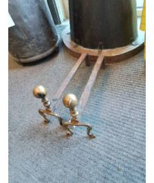 PAIRE DE CHENETS FER FORGÉ BOULES LAITON