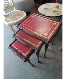 3 TABLES BASSES GIGOGNES STYLE ANGLE BOIS DESSUS CUIR ROUGE LISERÉ DORÉ 