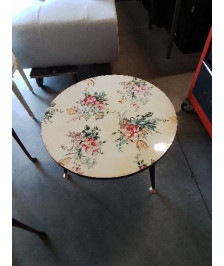 TABLE BASSE RONDE PIÈTEMENT TRIPODE DESSUS PLATEAU AUX ROSES ANNÉES 60