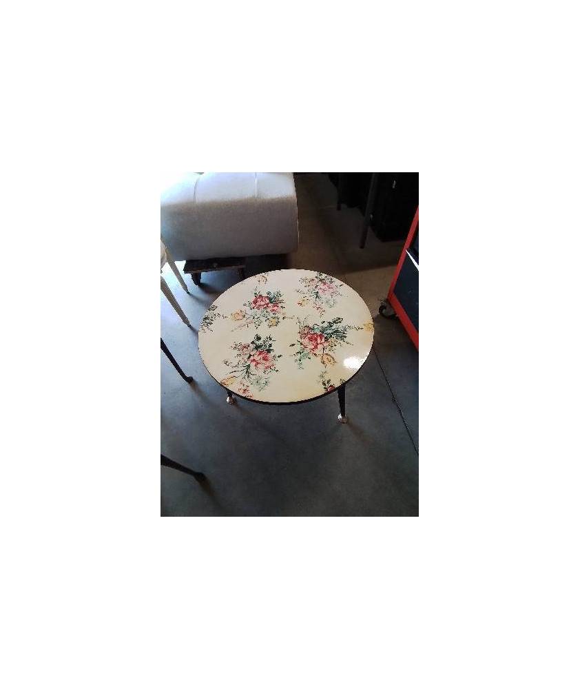 TABLE BASSE RONDE PIÈTEMENT TRIPODE DESSUS PLATEAU AUX ROSES ANNÉES 60 TABLE BASSE RONDE PIÈTEMENT TRIPODE DESSUS PLATEAU AUX ROSES ANNÉES 60