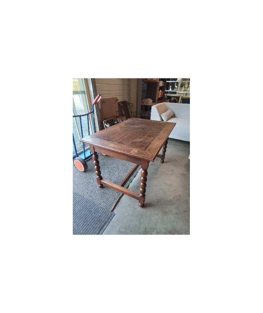 TABLE RECTANGULAIRE A ENTRETOISE ET TABLETTES PIEDS CHAPELET 120X80X75CM TABLE RECTANGULAIRE A ENTRETOISE ET TABLETTES PIEDS CHAPELET 120X80X75CM