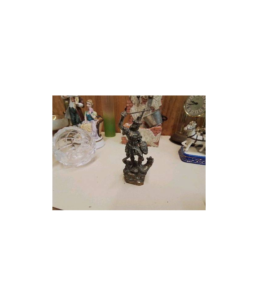 STATUETTE