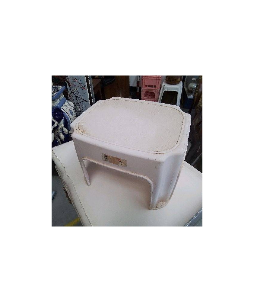 PETIT TABOURET PLASTIQUE