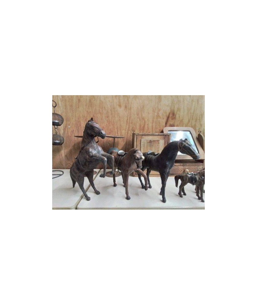 CHEVAL EN CUIR 