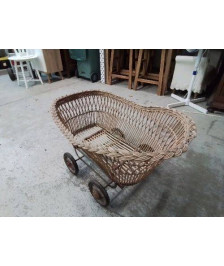 ANCIEN BERCEAU OU LANDEAU EN ROTIN 