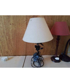 LAMPE PIED EN METAL MOTIF FLORAL 