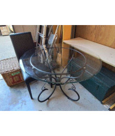 TABLE RONDE AVEC PLATEAU EN VERRE ET PIED CENTRAL NOIR 