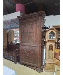 HOMME DEBOUT EN CHENE