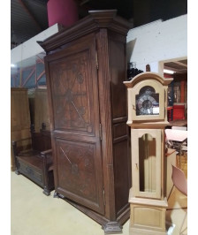 HOMME DEBOUT EN CHENE