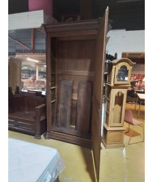 HOMME DEBOUT EN CHENE