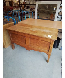 COFFRE CHÊNE CLAIR MOULURÉ PIEDS GALBÉS DÉBUT XXE