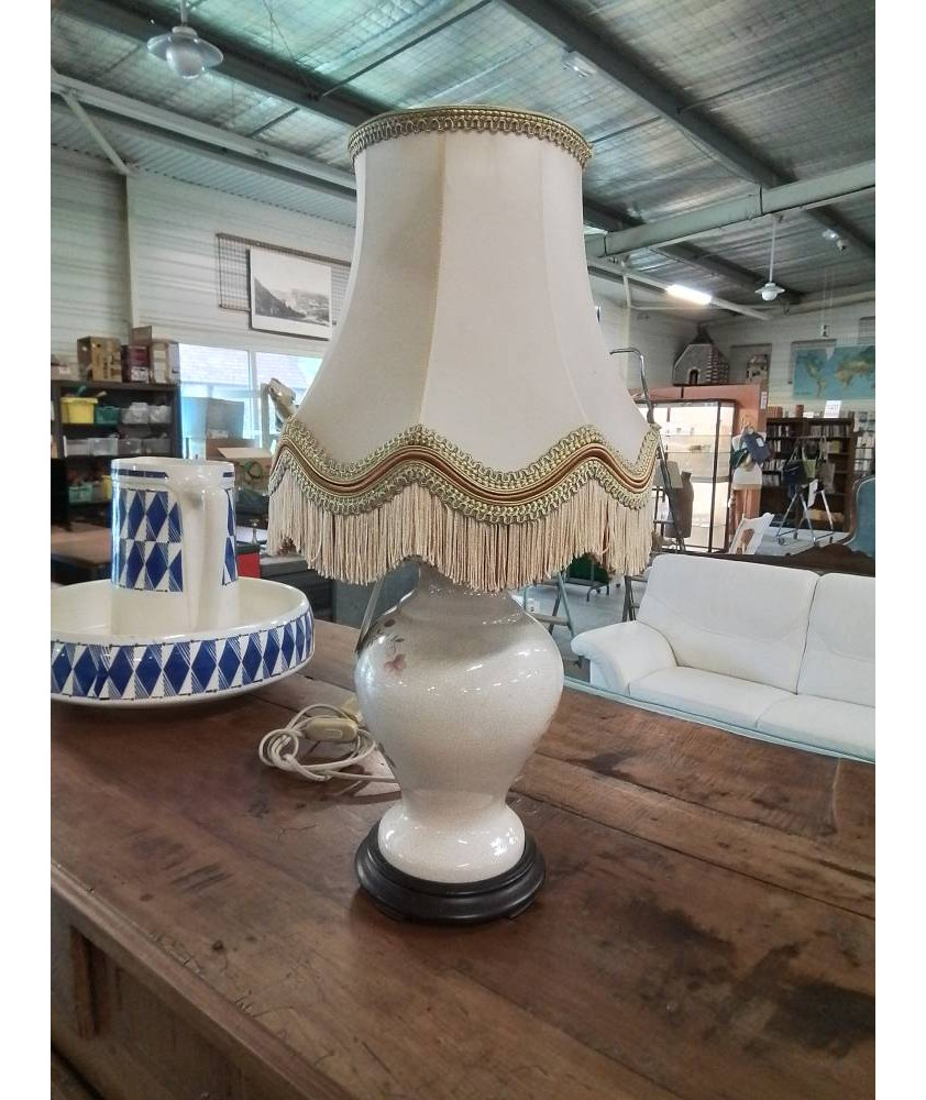 LAMPE CÉRAMIQUE ECRU A FLEURS SOCLE BOIS AJ VOLANT ECRJ A FRANGES  LAMPE CÉRAMIQUE ECRU A FLEURS SOCLE BOIS AJ VOLANT ECRJ A FRANGES