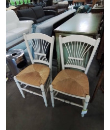 PAIRE DE CHAISES BOIS BLANC DOSSIER LYRE ASSISE PAILLÉ