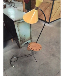 LAMPADAIRE FER FORGÉ NOIR TRIPODE A TABLETTES BOIS AJ MÉTAL JAUNE ANNÉES 50-60