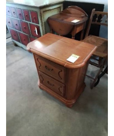 CHEVET BOIS CLAIR MOULURÉ PIEDS BOULES 2 TIROIRS 