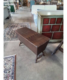 COFFRE BOIS CHANTOURNÉ A ENTRETOISE STYLE REGENCE 