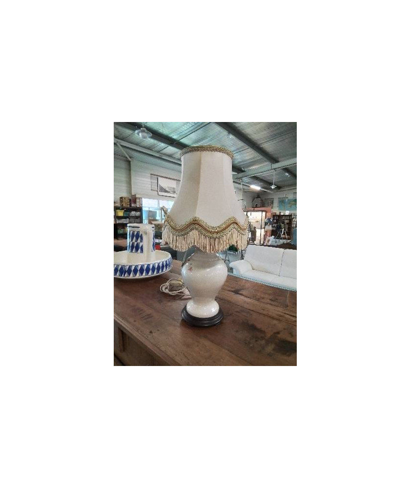 LAMPE CÉRAMIQUE ECRU A FLEURS SOCLE BOIS AJ VOLANT ECRJ A FRANGES 