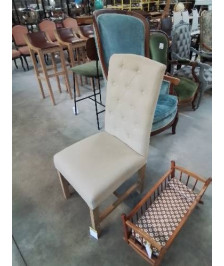 CHAISE  CAPITONNÉ TISSU BEIGE PIÈTEMENT BOIS CLAIR