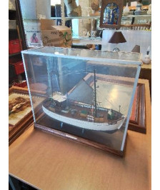 MAQUETTE CHALUTIER MARY ANN SOUS VERRE