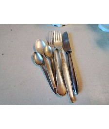 ENSEMBLE DE COUVERT EN METAL ARGENTÉ 