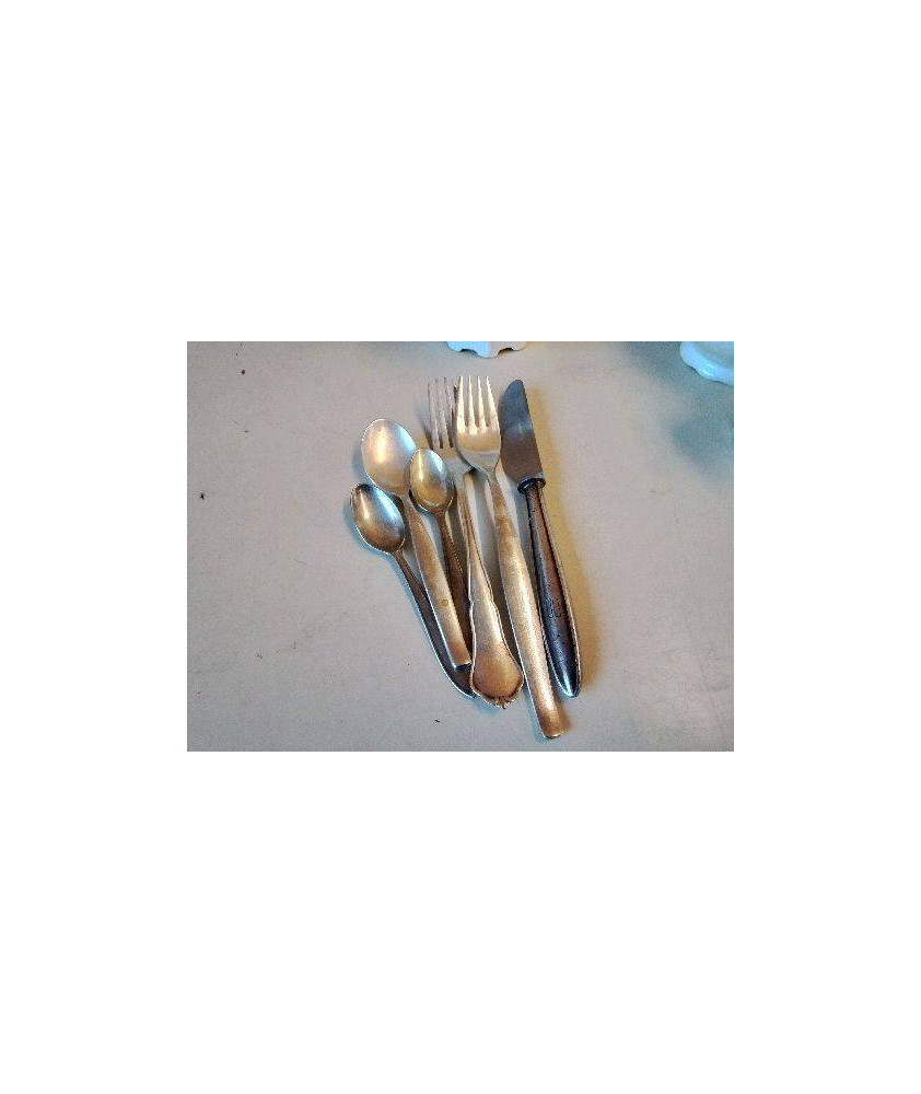 ENSEMBLE DE COUVERT EN METAL ARGENTÉ 